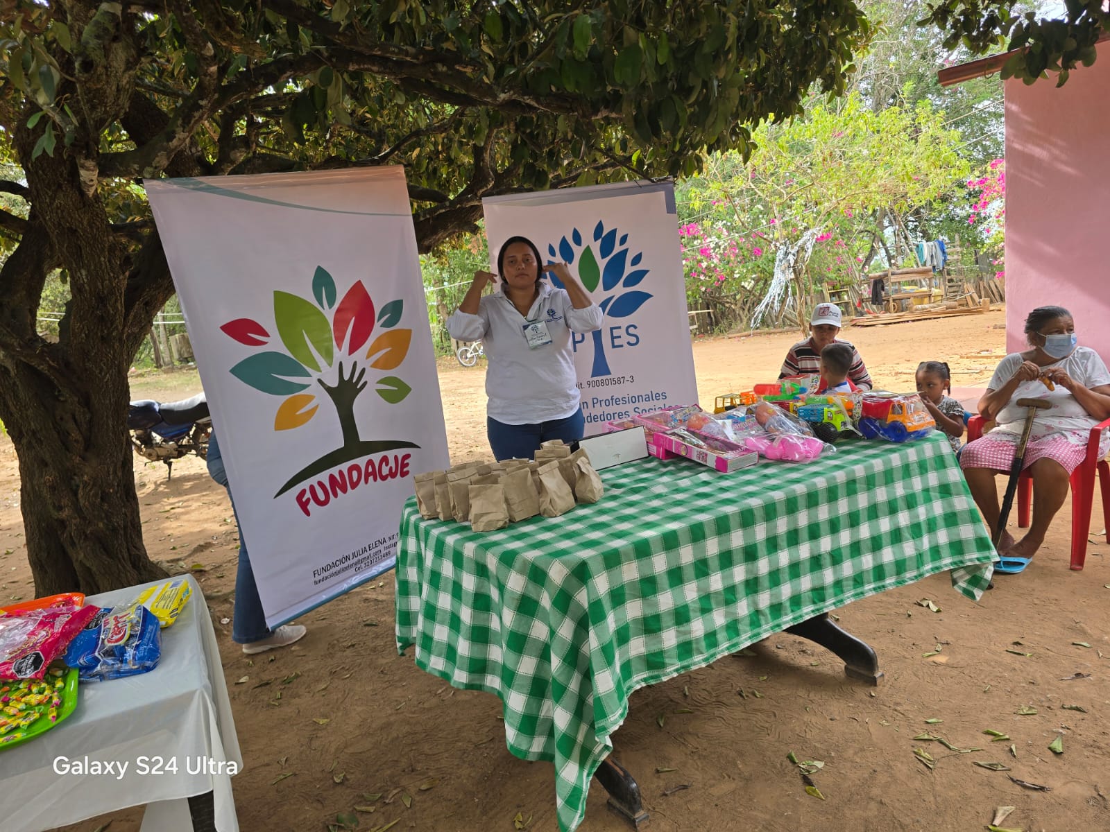 Equipo de la Fundación FPYES en jornada comunitaria