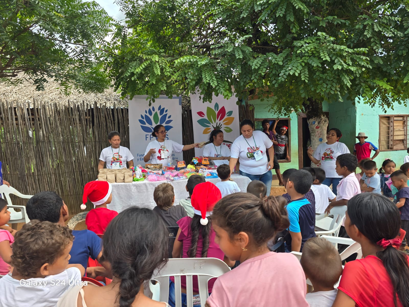 Equipo de la Fundación FPYES en actividad comunitaria