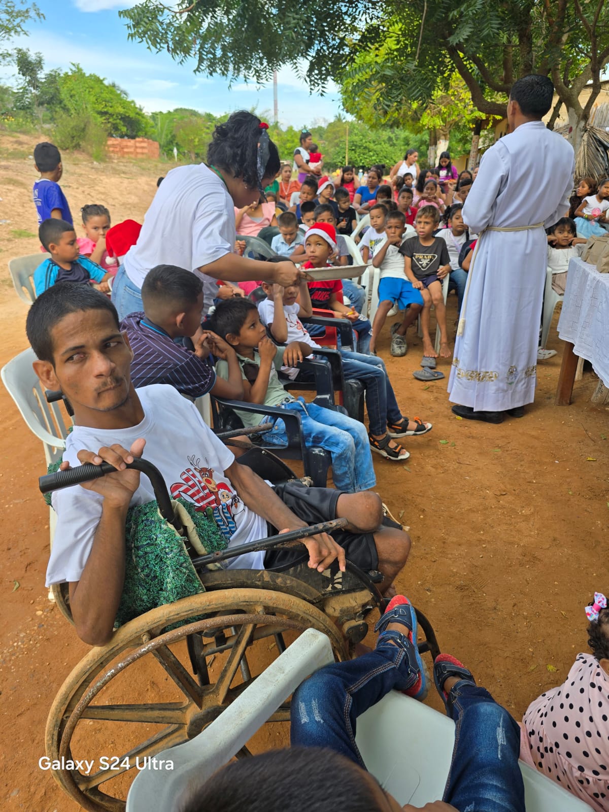 Atención a persona con discapacidad en jornada humanitaria
